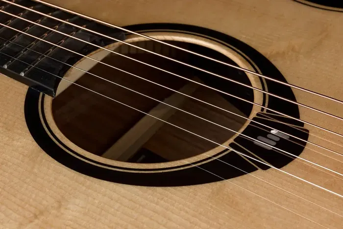 LAG Guitarra Acústica Auditorium Hyvibe H2 30 A/E Cutaway para Zurdos