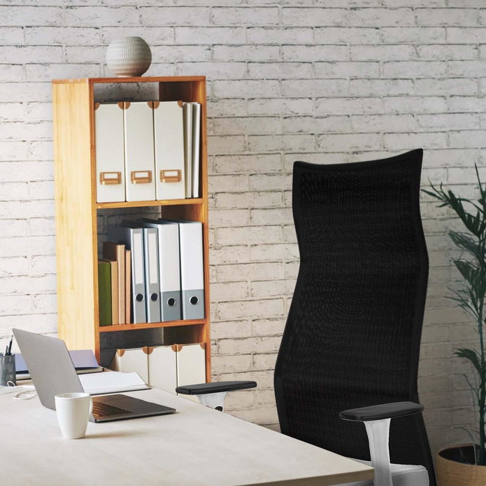 Sillón Albacete con mecanismo Sincro tapizada con Similpiel color Morado y malla color Gris. Equipado con Base aluminio, Brazos 1D y Ruedas 65 mm parqué