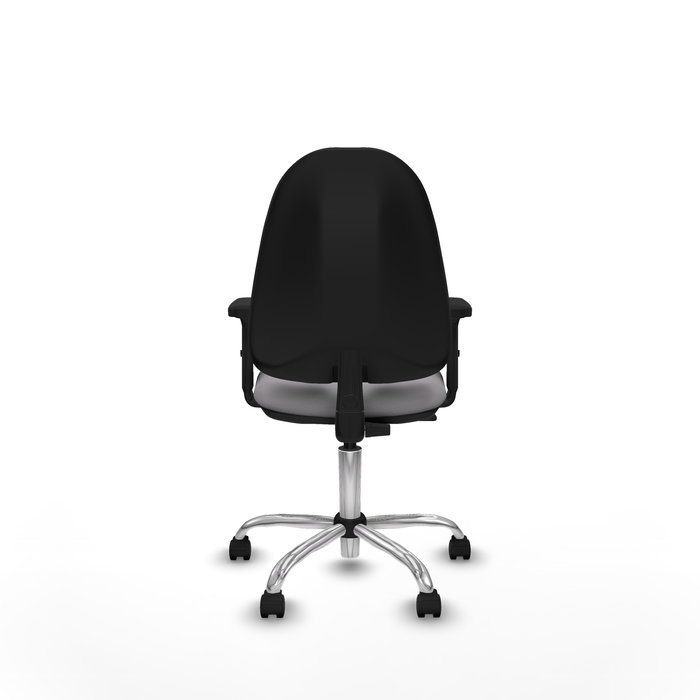 Silla de oficina Algarra con mecanismo Contacto permanente básico tapizada con Similpiel color Gris. Equipada con Base cromada, Brazos 2D y Ruedas de nailon 50 mm