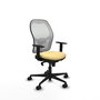 Silla de oficina Jorquera con mecanismo Sincro tapizada con Similpiel color Crema y malla color Blanco. Equipada con lumbar 1D, Brazos 1D y Ruedas 65mm nailon