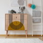 Hanah Home City Trio Sun Cómoda Moderna Abstracta con Patas de Madera y Amplio Almacenamiento 80x89x40 cm