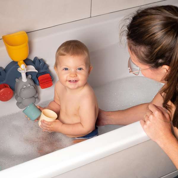 Smoby Juego Hipo Baño Juguete para el Baño de Agua con Rueda Giratoria para Niños +12 Meses. Contenido: Hipopótamo, Depósito, 3 Vasos, 2 Ventosas. Material Plástico