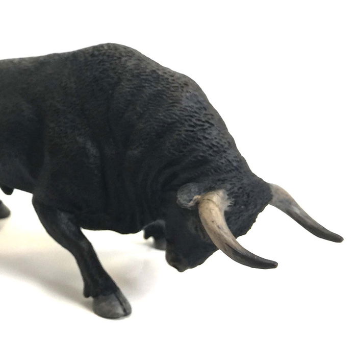 Deqube Toro Bravo Negro Zaino Embistiendo Réplica Animal Pintada a Mano en Resina Coleccionable para +3 Años