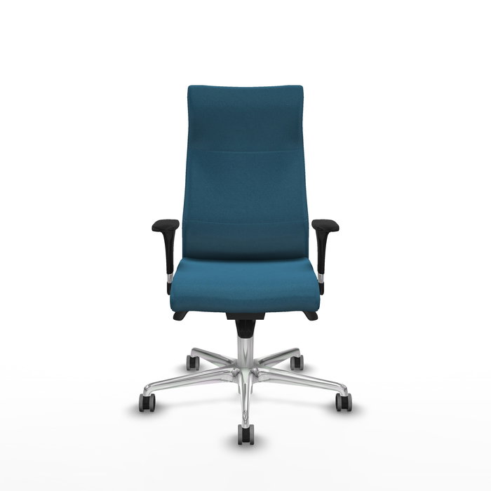 Sillón Albacete con mecanismo Sincro tapizada con Tela color Verde petróleo. Equipado con Base aluminio, Brazos 1D y Ruedas 65 mm parqué