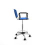 Taburete Robledo con mecanismo Giratorio de PVC color Azul. Equipado con Base cromada, Brazos fijos y Ruedas de nailon 50 mm