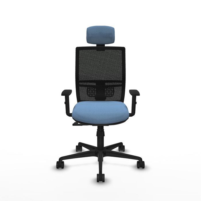 Silla de oficina Yunquera con mecanismo Sincro tapizada con Tela color Azul cielo y malla color Negro. Equipada con lumbar 1D, Brazos 1D, Cabecero 1D y Ruedas 65mm nailon