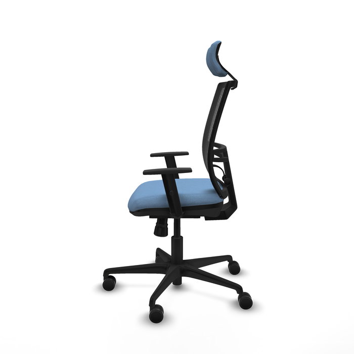 Silla de oficina Yunquera con mecanismo Sincro tapizada con Tela color Azul cielo y malla color Negro. Equipada con lumbar 1D, Brazos 1D, Cabecero 1D y Ruedas 65mm nailon