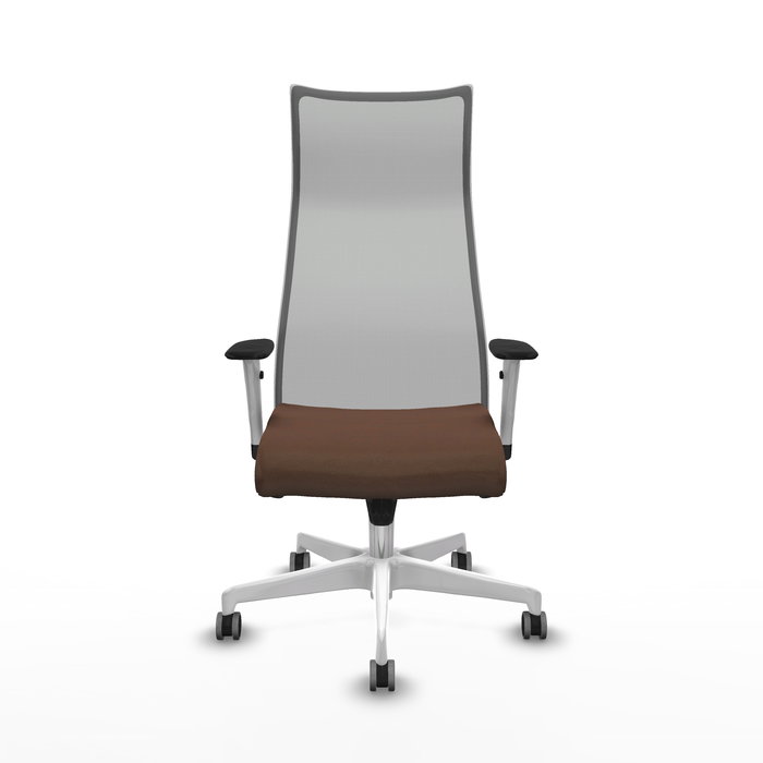 Sillón Albacete con mecanismo Sincro tapizada con Tela color Marrón oscuro y malla color Gris. Equipado con Base poliamida blanca, Brazos 1D y Ruedas 65 mm parqué