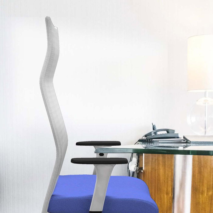 Sillón Albacete con mecanismo Sincro tapizada con Tela color Marrón oscuro y malla color Gris. Equipado con Base poliamida blanca, Brazos 1D y Ruedas 65 mm parqué