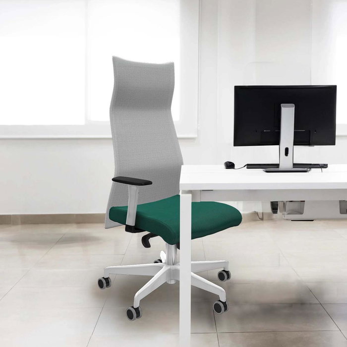 Sillón Albacete con mecanismo Sincro tapizada con Tela color Marrón oscuro y malla color Gris. Equipado con Base poliamida blanca, Brazos 1D y Ruedas 65 mm parqué