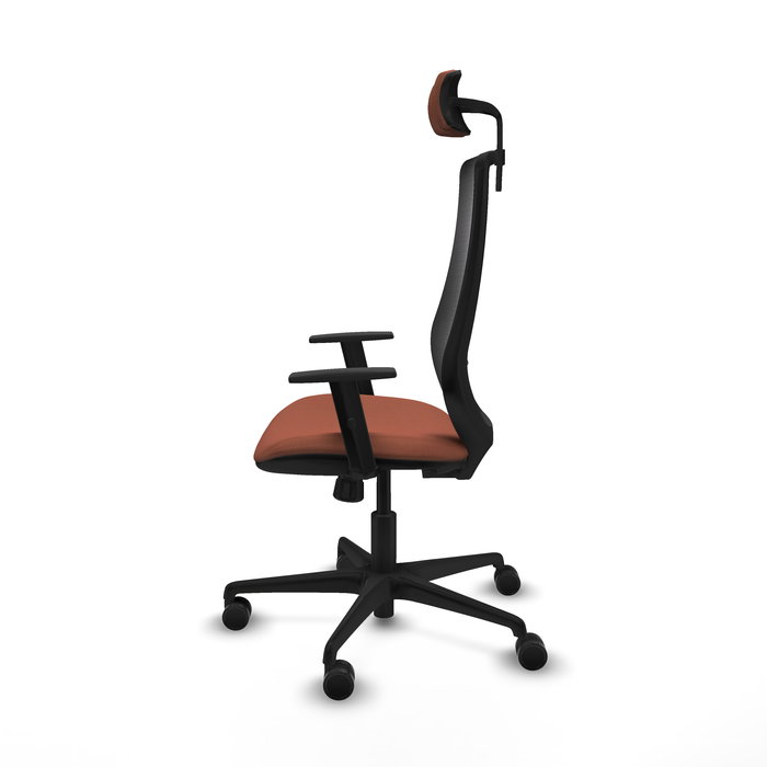 Silla de oficina Mardos con mecanismo Sincro tapizada con Tela color Marrón y malla color Negro. Equipada con lumbar 1D, Brazos 1D, Cabecero 2D y Ruedas 65mm nailon