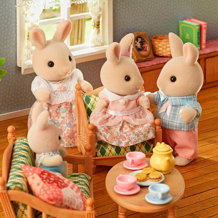Sylvanian Families Familia Conejo de Leche 5706 - Set de 4 Figuras (2 Adultos y 2 Niños) - Juguete de Colección para Niños +3 Años