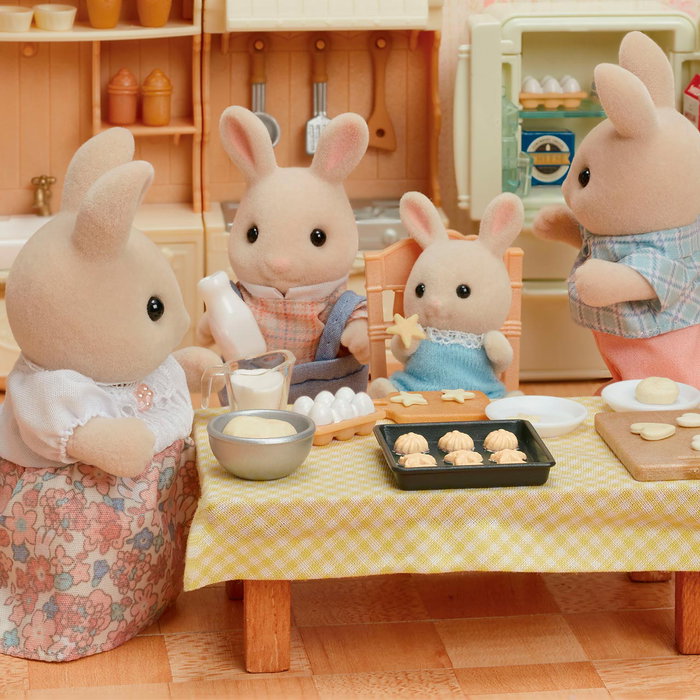 Sylvanian Families Familia Conejo de Leche 5706 - Set de 4 Figuras (2 Adultos y 2 Niños) - Juguete de Colección para Niños +3 Años