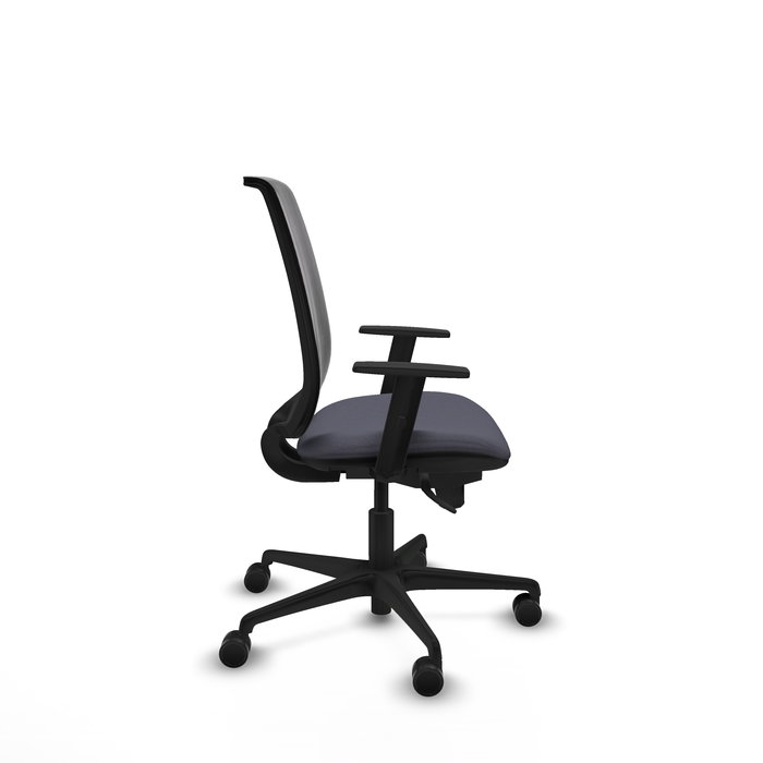 Silla de oficina Alares con mecanismo Sincro tapizada con Tela color Gris oscuro y malla color Negro. Equipada con lumbar 1D, Brazos 1D y Ruedas 65mm nailon