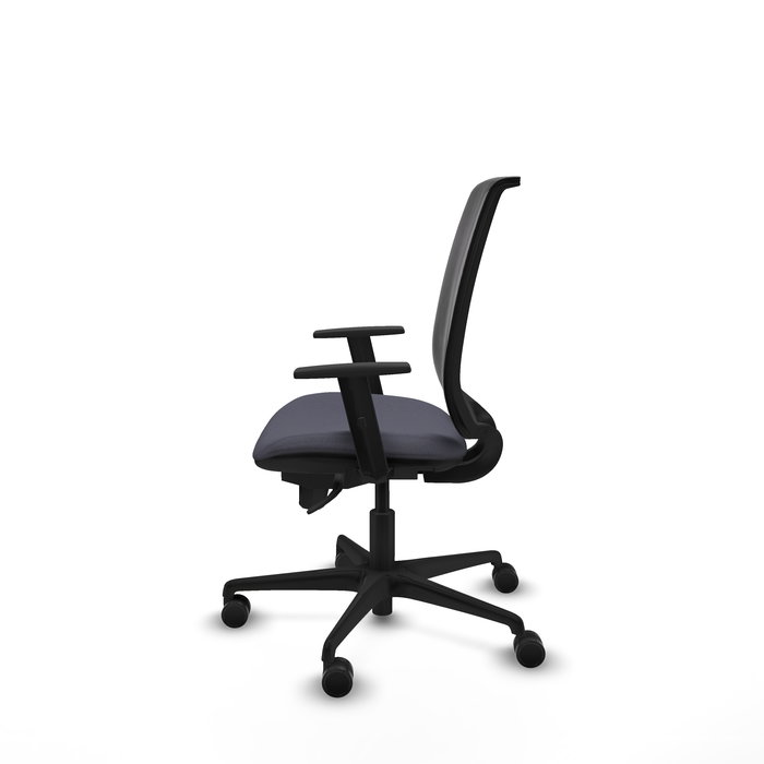 Silla de oficina Alares con mecanismo Sincro tapizada con Tela color Gris oscuro y malla color Negro. Equipada con lumbar 1D, Brazos 1D y Ruedas 65mm nailon
