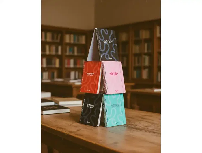 Liderpapel Agenda Escolar 2026-2027 Classic Espiral Día Página A5 Bilingüe Azul Turquesa con Calendario Bianual y Horario Semanal