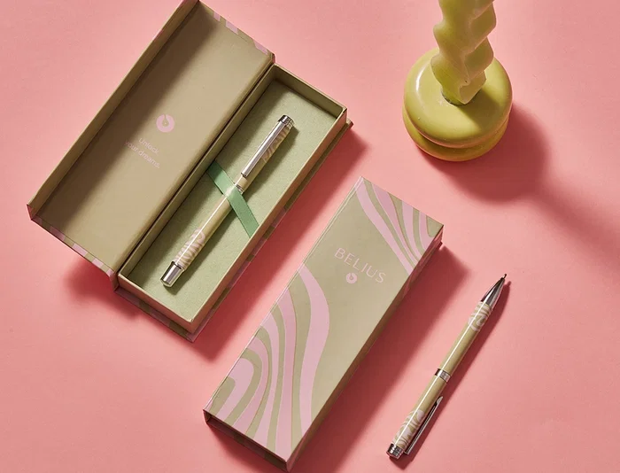 Belius Ink Dreams Bolígrafo Aluminio Verde Matcha y Rosa Plateado con Frase Interior Tinta Azul Caja Diseño 1 mm
