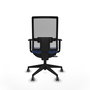 Silla de oficina Horna con mecanismo Sincro/Traslack tapizada con Tela color Azul marino y malla color Gris. Equipada con lumbar 1D, Brazos 1D y Ruedas 65 mm parqué