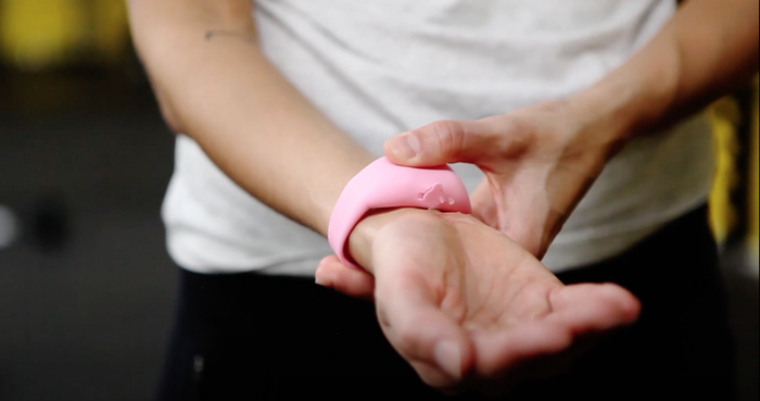 SQUEEZYBAND Pulsera Dispensadora de Gel Ajustable para Adultos en Amarillo con Capacidad de 15ml