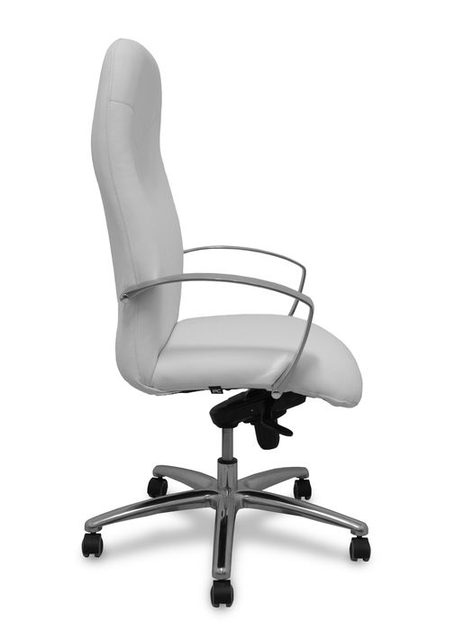 Sillón Caudete con mecanismo Basculante avanzado tapizada con Similpiel color Blanco. Equipado con Base aluminio, Brazos fijos y Ruedas de parqué