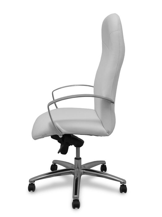 Sillón Caudete con mecanismo Basculante avanzado tapizada con Similpiel color Blanco. Equipado con Base aluminio, Brazos fijos y Ruedas de parqué