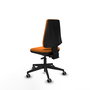 Silla de oficina Elche con mecanismo Asincro tapizada con Similpiel color Naranja. Equipada con Base piramidal negra, Sin brazos y Ruedas 65 mm parqué