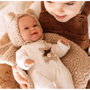 Muñecas Arias Muñeca Elegance Babyto Marrón con Manta y Chupete