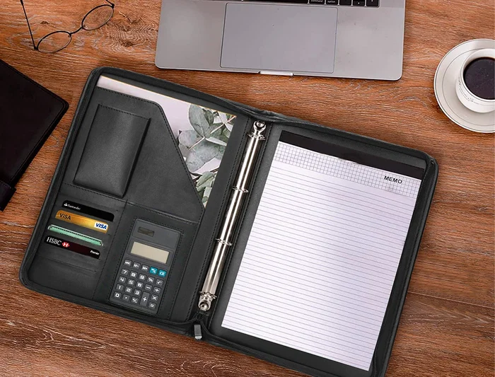 Q-connect Carpeta Portafolios con Cremallera, Calculadora y Bolsa para Móvil, Plástico tacto Piel, 260x355 mm, Negro