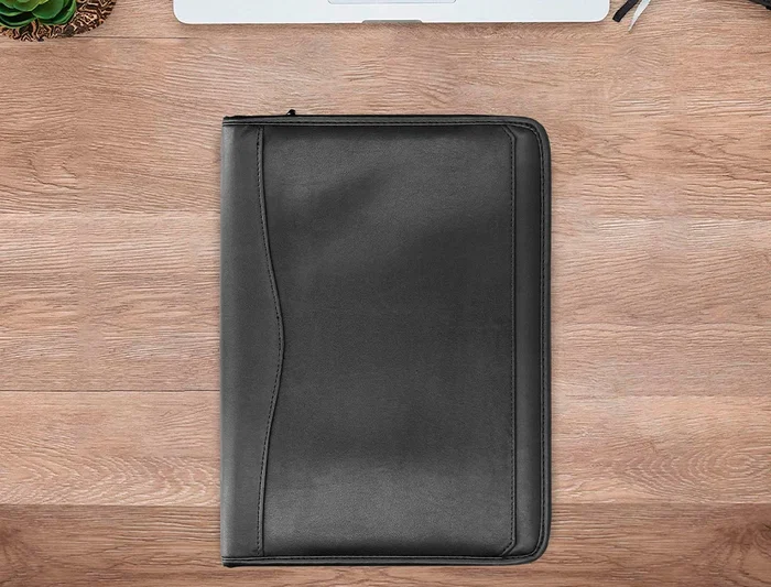 Q-connect Carpeta Portafolios con Cremallera, Calculadora y Bolsa para Móvil, Plástico tacto Piel, 260x355 mm, Negro