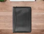 Q-connect Carpeta Portafolios con Cremallera, Calculadora y Bolsa para Móvil, Plástico tacto Piel, 260x355 mm, Negro