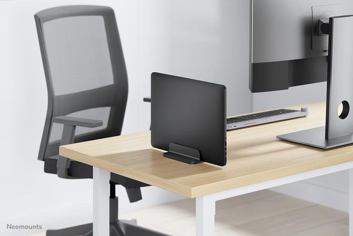 Neomounts NSLS300BLACK Soporte Vertical para Portátil de Aluminio Negro, Ajustable para Portátiles de 11" a 17" hasta 5 kg, Ahorra Espacio en el Escritorio