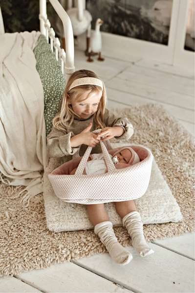 Muñecas Arias Muñeca Elegance Andie Rosa 40 cm con Capazo, Mecanismo de Llanto Try Me, Incluye Pilas, Edad 3+