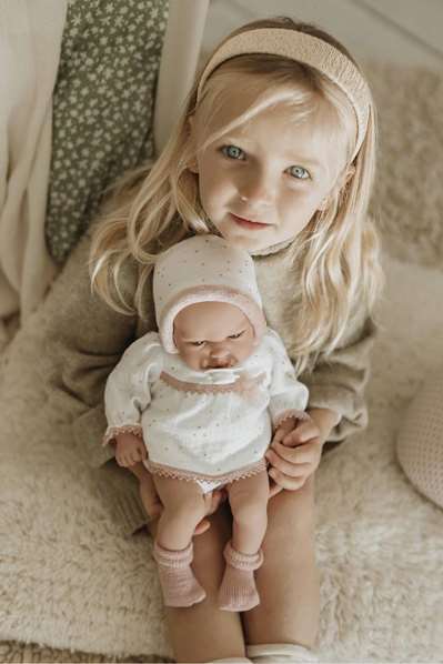 Muñecas Arias Muñeca Elegance Andie Rosa 40 cm con Capazo, Mecanismo de Llanto Try Me, Incluye Pilas, Edad 3+