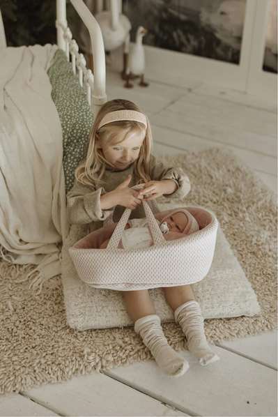 Muñecas Arias Muñeca Elegance Andie Rosa 40 cm con Capazo, Mecanismo de Llanto Try Me, Incluye Pilas, Edad 3+