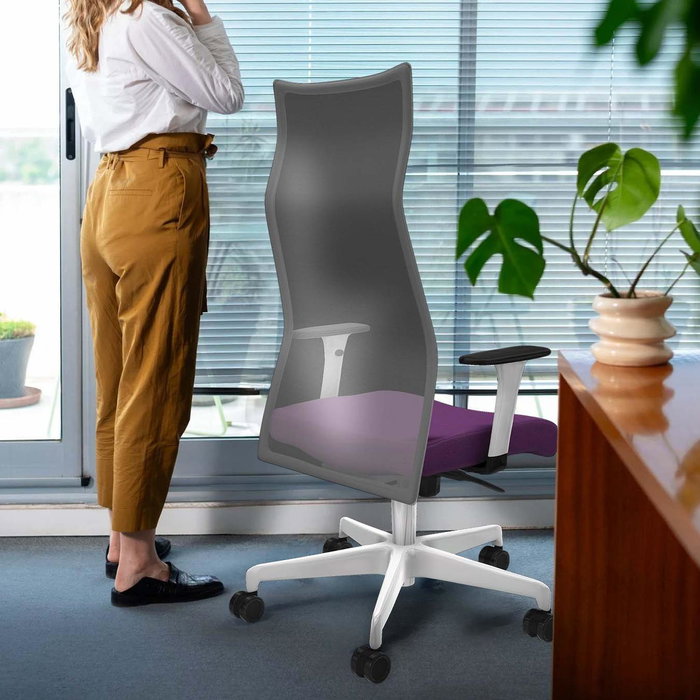 Sillón Albacete con mecanismo Sincro tapizada con Tela color Turquesa y malla color Blanco. Equipado con Base poliamida blanca, Brazos 1D y Ruedas 65mm nailon