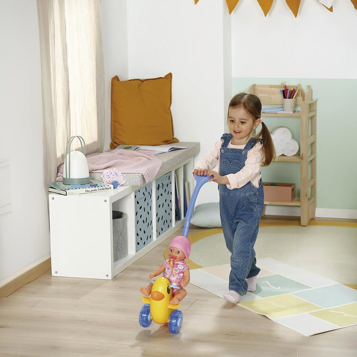 ZAPF CREATION Baby Born Berta 840498 - Muñeco Bebé y Patito con Bici sin Pedales para Muñecas, Juguete para Niños +12 Meses
