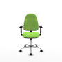 Silla de oficina Algarra con mecanismo Contacto permanente básico tapizada con Tela color Pistacho. Equipada con Base cromada, Brazos 1D y Ruedas de nailon 50 mm
