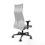 Sillón Albacete con mecanismo Sincro tapizada con Similpiel color Gris claro y malla color Blanco. Equipado con Base nailon negra, Brazos 1D y Ruedas 65 mm parqué