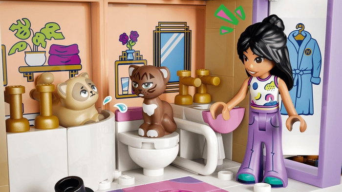 LEGO Friends 42704 Grand Hotel w mieście Heartlake