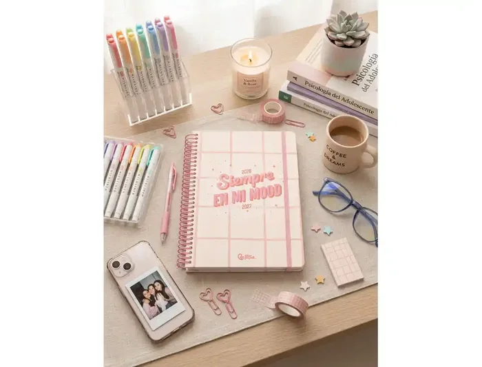 Liderpapel Agenda Escolar 2026-2027 Fantasy E A5+ Día Página Espiral - Interior Bilingüe Teens, Con Gomilla y Pegatinas, Color Rosa