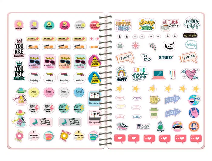 Liderpapel Agenda Escolar Fantasy 26-27 Día Página A6+ Bilingüe con Espiral, Papel FSC 80g, Gomilla y Pegatinas, Color Gato