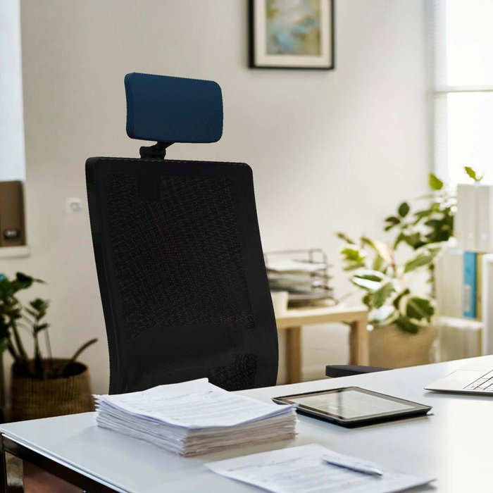 Silla de oficina Horna con mecanismo Sincro tapizada con Similpiel color Negro. Equipada con lumbar 1D, Brazos 3D, Cabecero 2D y Ruedas 65 mm parqué