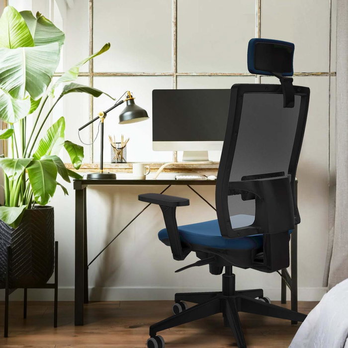 Silla de oficina Horna con mecanismo Sincro tapizada con Similpiel color Negro. Equipada con lumbar 1D, Brazos 3D, Cabecero 2D y Ruedas 65 mm parqué