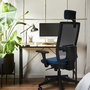 Silla de oficina Horna con mecanismo Sincro tapizada con Similpiel color Negro. Equipada con lumbar 1D, Brazos 3D, Cabecero 2D y Ruedas 65 mm parqué