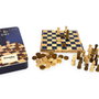 Deqube Set de Ajedrez y Damas de Viaje en Caja Metálica con Piezas de Madera FSC, Portátil - D00326 (Español, Inglés, Portugués)