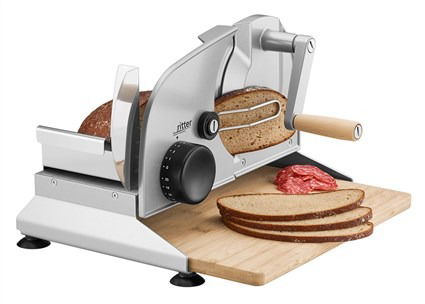 Ritter PIATTO-5 Cortafiambres Manual con Hoja Dentada de 17 cm y Tabla de Bambú FSC, Acabado Plateado Metálico