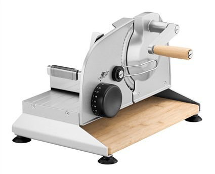 Ritter PIATTO-5 Cortafiambres Manual con Hoja Dentada de 17 cm y Tabla de Bambú FSC, Acabado Plateado Metálico