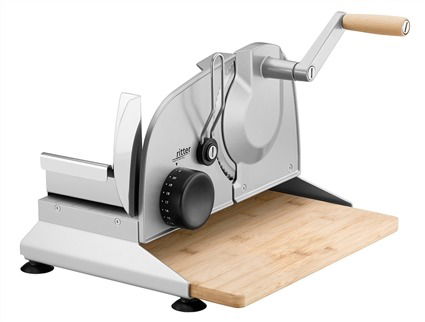 Ritter PIATTO-5 Cortafiambres Manual con Hoja Dentada de 17 cm y Tabla de Bambú FSC, Acabado Plateado Metálico