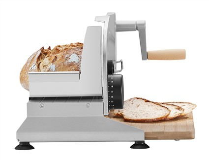 Ritter PIATTO-5 Cortafiambres Manual con Hoja Dentada de 17 cm y Tabla de Bambú FSC, Acabado Plateado Metálico