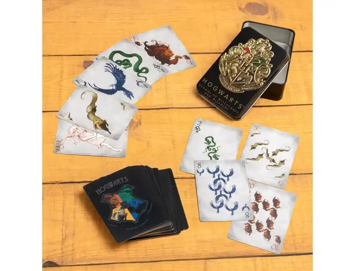 Wondee Barajas de Cartas Harry Potter Poker de Hogwarts con 54 Cartas Inspiradas en las 4 Casas Gryffindor, Hufflepuff, Ravenclaw, Slytherin en Lata Metálica Wondee Barajas de Cartas Harry Potter Poker de Hogwarts con 54 Cartas Inspiradas en las 4 Casas Gryffindor, Hufflepuff, Ravenclaw, Slytherin en Lata Metálica
